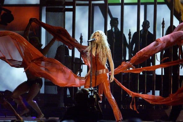 Shakira fue una de las figuras que engalanó la noche, y también se llevó dos premios durante esta edición. Otro dato curioso es que esta edición fue totalmente en inglés.