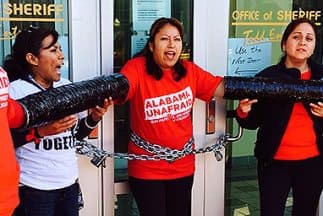 Inmigrantes protestaron frente a un centro de detención de ICE en Alabama
