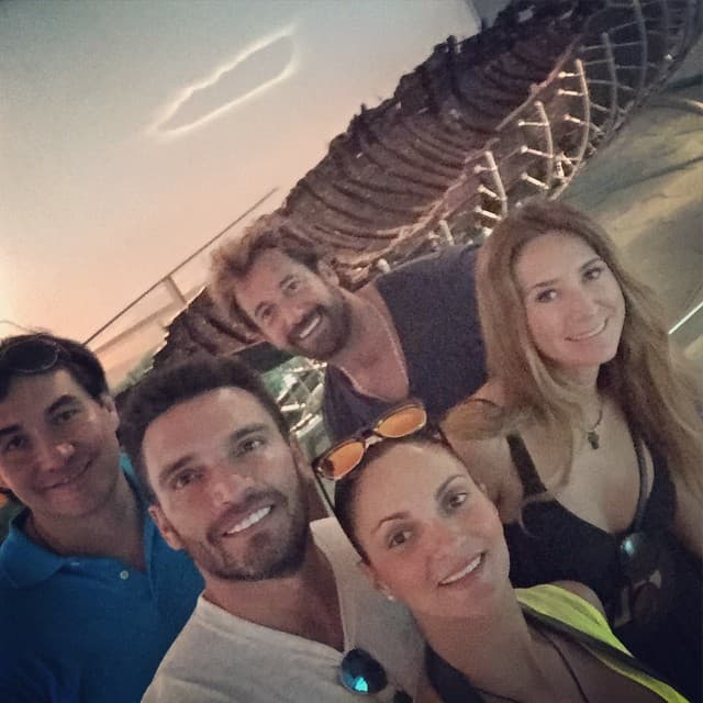 El grupo de artistas visitó una barca que habría pertenecido a los apóstoles Santiago y Juan, de acuerdo con la publicación hecha por Julián Gil.