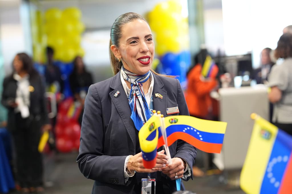 El gesto del capitán del primer vuelo comercial entre EEUU y Venezuela desde 2019