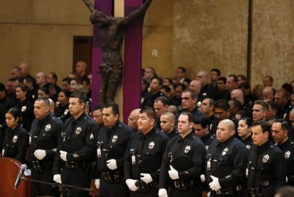 Familiares, amigos y miles de oficiales de distintas fuerzas de seguridad local ofrecieron sentido velatorio oficial Nicholas Lee, con el oficio del Arzobispo José Gómez en la sede de Nuestra Señora de Los Ángeles. Los restos del oficial de entrenamiento serán sepultados hoy en el cementerio Forest Lawn Memorial en la ciudad de Glendale. Detalles del trágico accidente que cobró la vida del respetado oficial aquí: Mira el reportaje completo aquí.