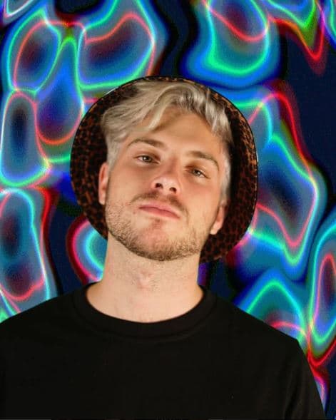 <b>Nicolás Haza</b>
<br>El hijo de Ludwika Paleta y Plutarco Haza es otro chico que poco a poco está siguiendo los pasos de sus famosos papás. Tiene 22 años y estudió cine en el Toronto Film School.