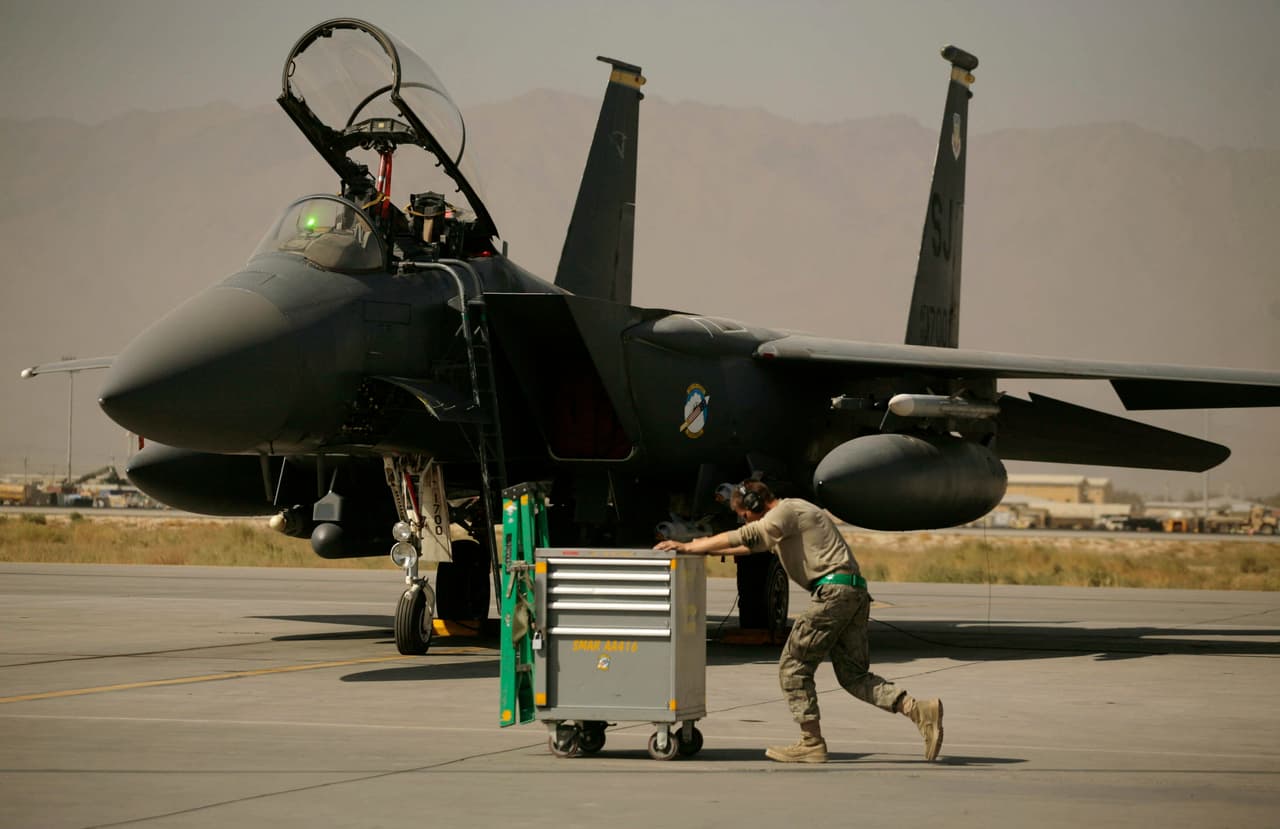 Un aviador de la Fuerza Aérea de EE. UU. empuja un carrito junto a un F-15E Strike Eagle en la base aérea de Bagram, Afganistán, el 17 de octubre de 2009. (Foto AP/Maya Alleruzzo, Archivo)