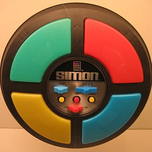 <b>Simon.</b> Este juego de memoria se convirtió en un éxito en los años 80, y hoy algunos adultos continúan entreteniéndose con ello.