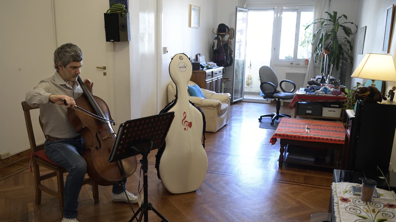 Abra las cortinas para usar luz natural y evitar el uso de iluminación innecesaria.