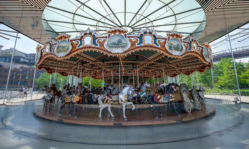 La lista incluye también atracciones en Staten Island y el Bronx.
<br>
<br>
<b><a href="https://www.nycgovparks.org/places-to-go/carousels" target="_blank">Puedes revisar la lista completa en este enlace.</a></b>
<br>
<br>¡Visítalos!