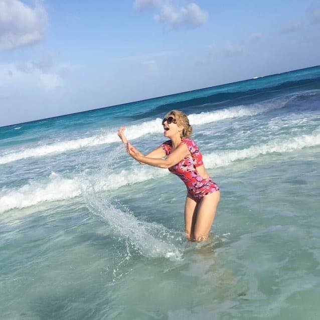 Por lo visto a 
<b><a href="http://www.univision.com/temas/itati-cantoral">Itatí</a></b> no le gusta enseñar demasiado, por lo que el escote de su traje de baño era sólo en la espalda, animándose a jugar con las olas del mar.