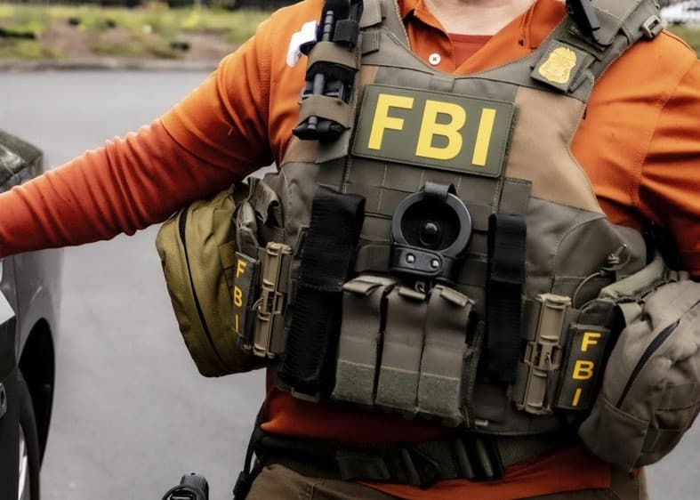 Vendieron en Facebook más de 700,000 placas del estado de Texas falsas: así los atrapó el FBI