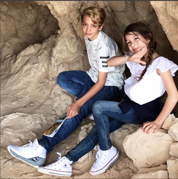 Elizabeth siempre expresa el amor por sus hijos y hace que convivan en un ambiente de armonía, inculcándoles el amor familiar, a pesar de los rumores de infidelidades que siempre han existido en torno a su matrimonio.