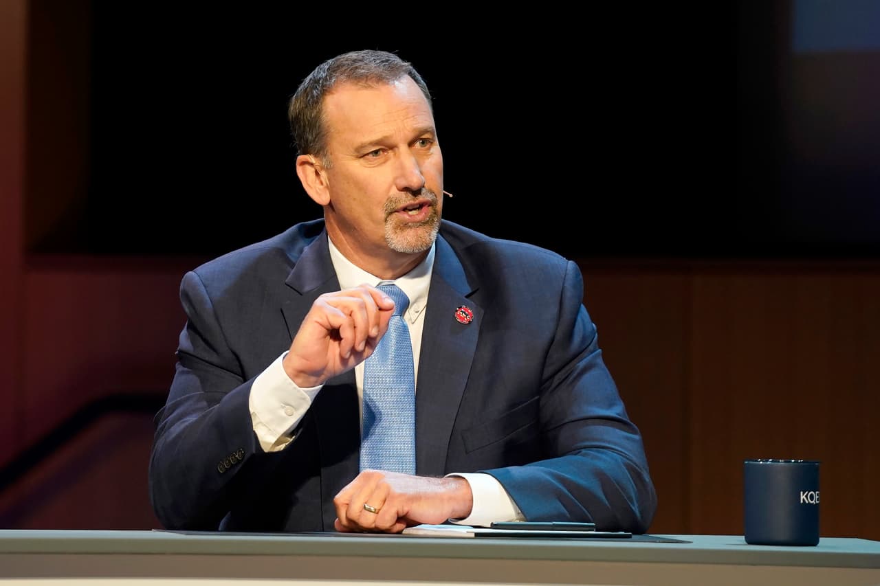 El debate probablemente será el punto culminante de la campaña de Dahle. Ha recaudado menos de $1 millón, que no es suficiente para publicar anuncios de televisión en todo el estado en el estado más poblado del país, hogar de algunos de los mercados de medios más caros del país. “Todos los días tratamos de que la gente sepa quién soy”, dijo Dahle, y agregó que planea conducir un camión por todo el estado y realizar mítines hasta el día de las elecciones.
<br>