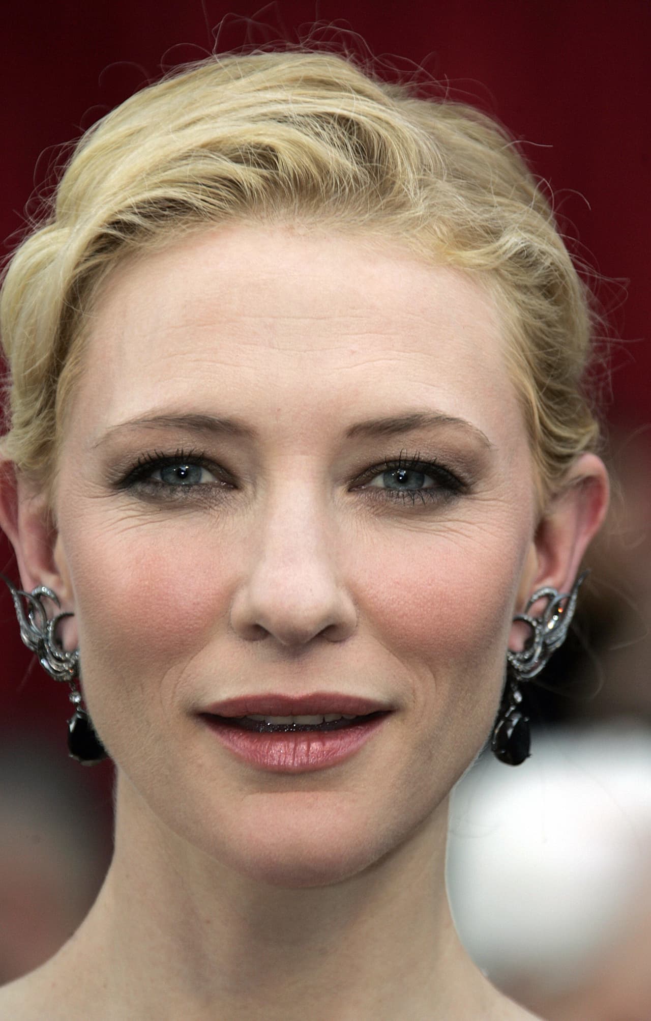 Los accesorios fueron metálicos, en el tono de su vestido, súper oscuros.