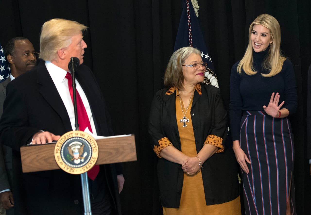 Aunque Ivanka Trump ha insistido en que no caminará en los zapatos del rol de primera dama, lo cierto es que la ausencia de Melania le ha abierto un camino que ella ha sabido aprovechar para consolidarse como la figura, blanda, cálida y empática junto a Donald Trump. Alejada de la formalidad propia de una mujer de 35 años, Ivanka ha elegido ropa más conservadora y seria que acentúa esa percepción de madurez y relevancia. Con este buzo de cuello tortuga azul y esta falda tipo lápiz de 
<i>raya tiza</i> la vimos acompañar a Alveda King, sobrina de Martin Luther King Jr., durante la alocución que hizo Trump en el Museo Smithsonian.