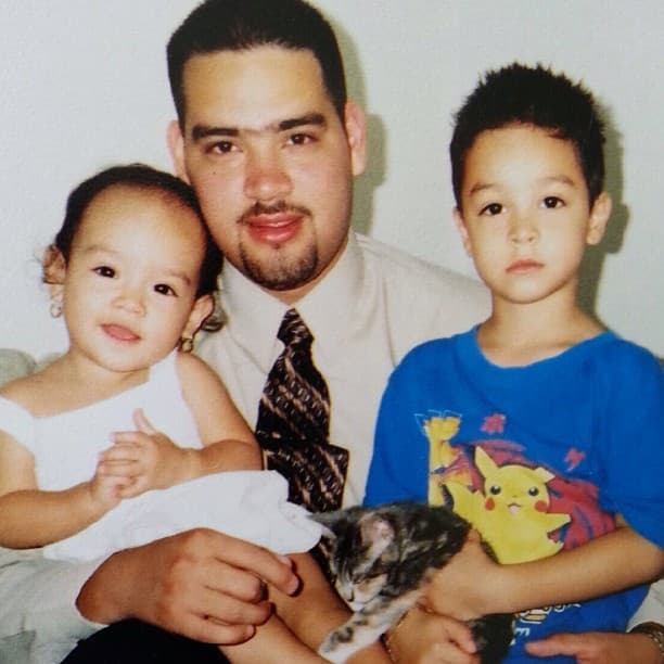 Se dice que recordar es vivir y
<b><a href="https://www.univision.com/temas/raul-molinar-el-pelon">Raúl 'El Pelón'</a></b> de
<b><a href="https://www.univision.com/temas/el-bueno-la-mala-y-el-feo">El Bueno, La Mala y El Feo</a></b>, no olvida estos bellos momentos de cuando sus niños eran pequeños.