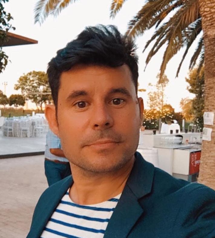 "Si Javier Sánchez Santos es hijo de Julio Iglesias, como se ha demostrado por una prueba de ADN a la que el juez dio plena validez, ese pronunciamiento científico sigue siendo válido. No procede que ahora un tribunal diga que no es hijo por una cuestión puramente formal. Se produce una incoherencia que lleva a que muchos ciudadanos no crean en la justicia", añadió.
<br>