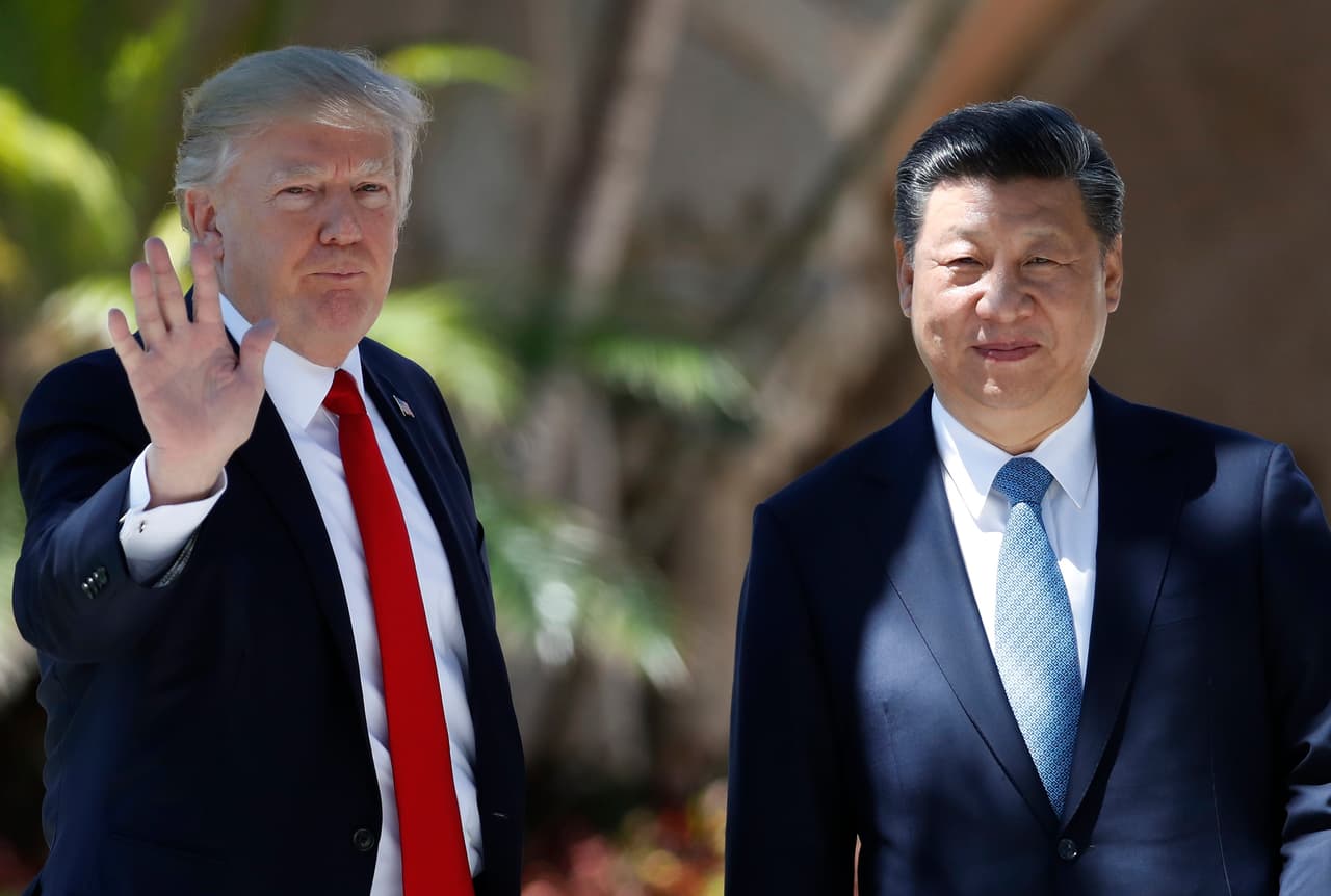 El presidente Donald Trump y su homólogo chino Xi Jinping hacen una pausa para ser fotografiados en la residencia turística de Mar-a-Lago, el viernes 7 de abril de 2017, en Palm Beach, Florida.