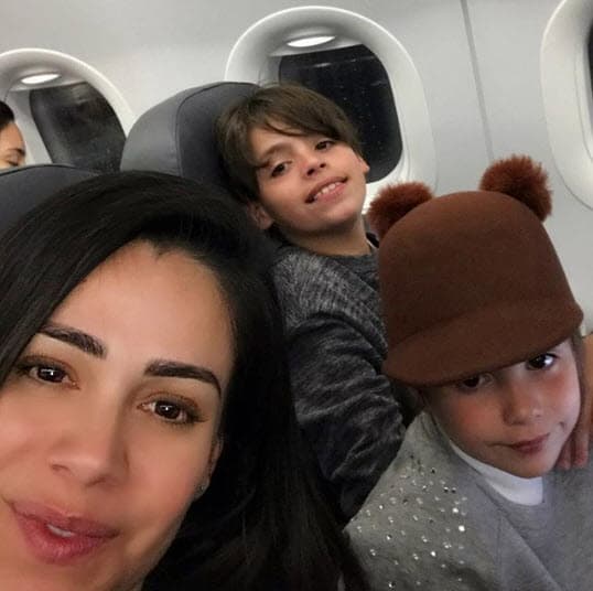 Luz Elena confesó que sí ha llegado a los golpes porque a su hijo le han pegado y aventado en algunas ocasiones: "Yo ya tuve que atorar a una señora contra la pared para que no se le acercara, tuve que darle un bofetón a un tipo en un aeropuerto que lo tiró y, al hacerlo reaccionar, me pidió como 10 veces perdón y yo le decía que se fuera, que no lo quería ver, que se largara de ahí. En el aeropuerto me defendieron, mi marido corrió, se armó la trifulca".
<br>