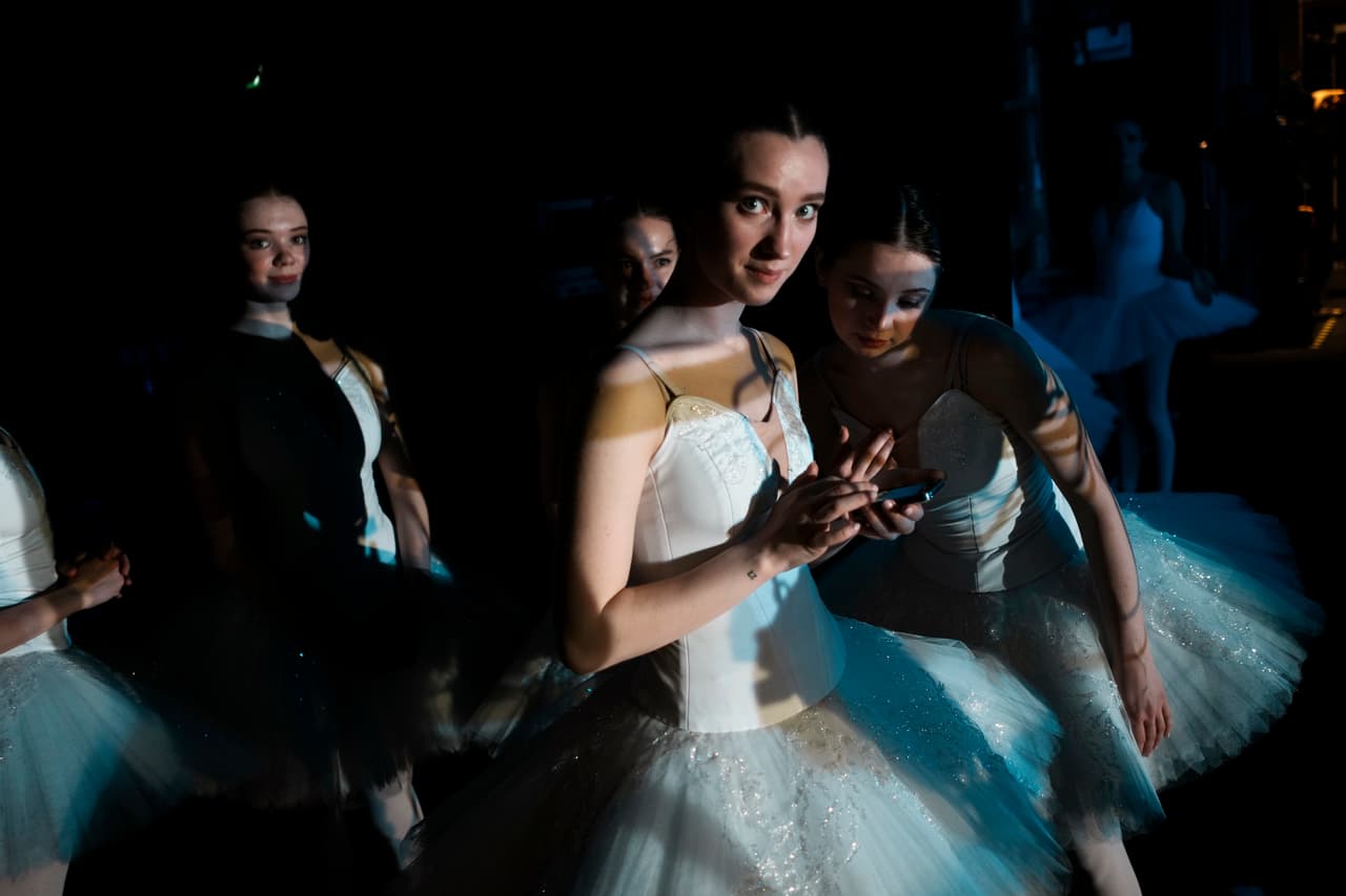 Los bailarines de la compañía se preparan para su presentación en el Théâtre du Chatelet, en el corazón de la capital francesa, que ofreció su escenario el martes para el último espectáculo de una gira por Francia que ha dejado a la compañía varada en el extranjero tras el inicio de la guerra en Ucrania.
<br>