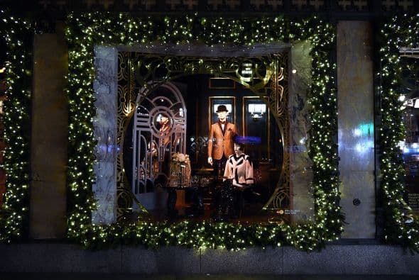 Las vitrinas navideñas de Saks FithAvenue están listas para ser admiradas por millones de visitantes. Con atuendos y accesorios lujosos que suman miles de dólares, las vitrinas se han convertido en un ícono de Nueva York. Mark Briggs, Jefe de Marketing y creativo para Saks Fifth Avenue, dijo en un comunicado que este año se han incorporado elementos nuevos , por lo que es una experiencia como ninguna otra ... una experiencia para recordar."