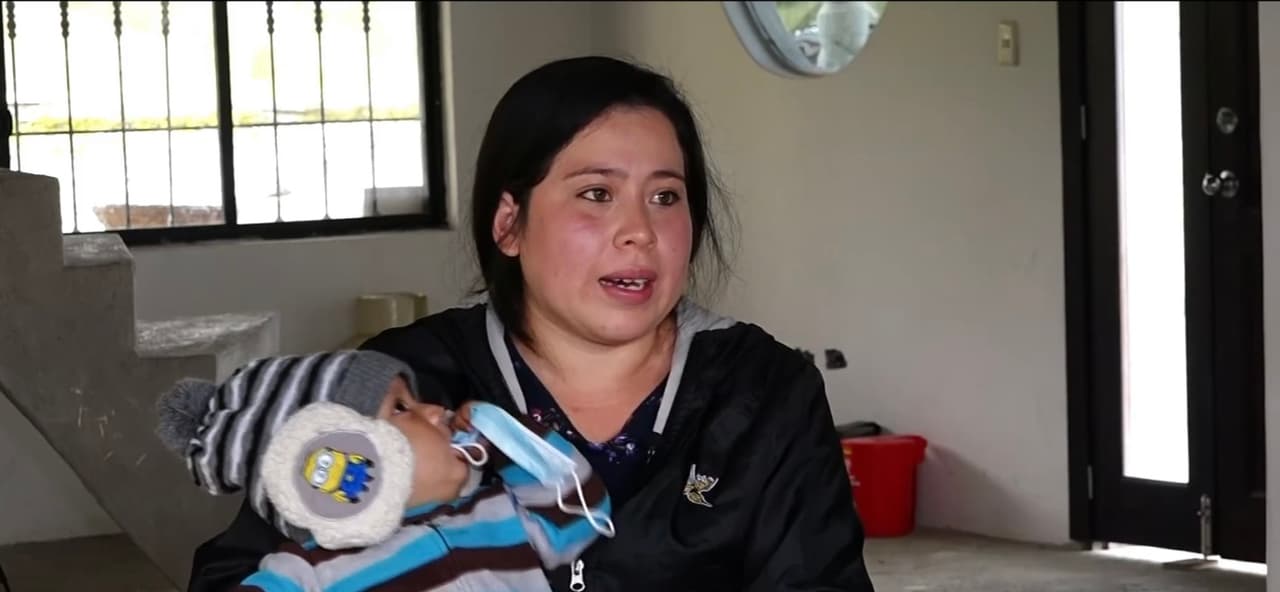 “Hasta el día de hoy sigo luchando para aceptar lo padece en sus dos ojos”, cuenta Daniela Morales, madre del menor, mientras todas las semanas viajan 300 millas para que Juan Manuel pueda recibir quimioterapia y otros tratamientos necesarios que le han ayudado a aliviar el dolor. 
<br>