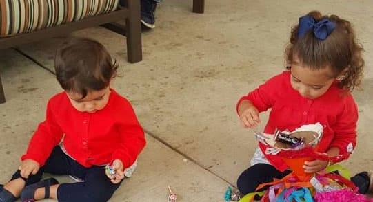 Caro y Jacky jugando en su casa. ¡Qué tiernas!