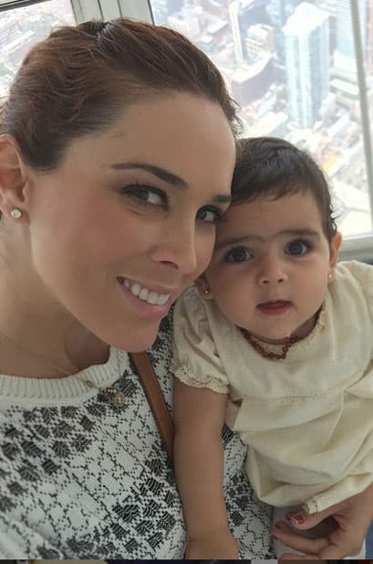 Hace unos días, así posó Jacky con su nenita.