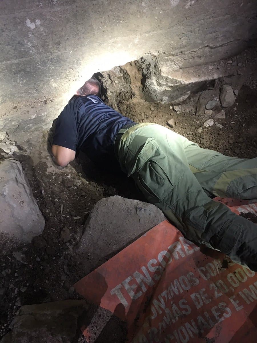 Oficiales grabaron un video mientras avanzaban con dificultan por el estrecho pasaje subterráneo. Van más de 180 túneles descubiertos desde la década de 1990, de acurdo con datos del gobierno estadounidense.