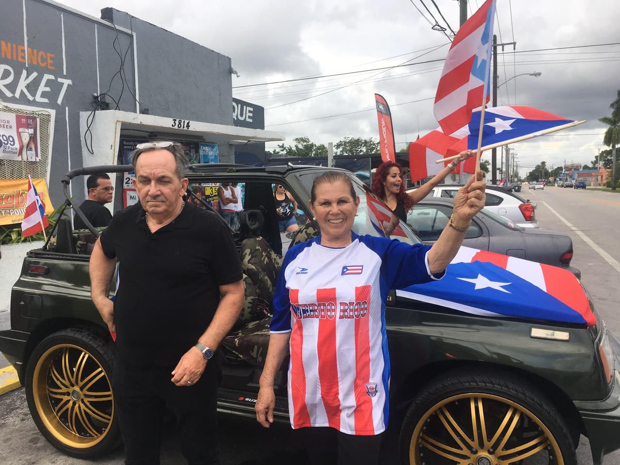 Los puertorriqueños que residen en Miami se dieron cita el lunes a las 7 de la noche en dos lugares de la ciudad, para unirse a las protestas que llevan a cabo sus compatriotas en la isla, pidiendo la renuncia del gobernador Roselló.
<br>