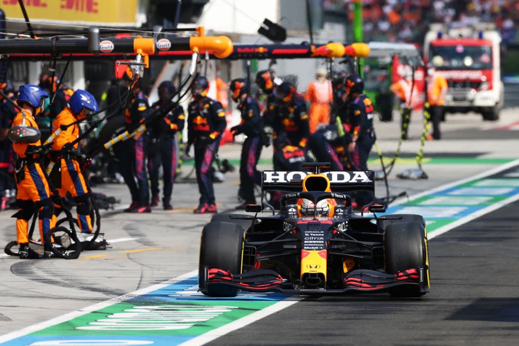 Esteban Ocon es campeón del Gran Premio de Hungría. La carrera se vio accidentada y detenida con bandera roja cuando Bottas se deslizó hacia la parte trasera del McLaren de Norris, quien se inclinó hacia el auto de Verstappen, y Bottas se estrelló contra el segundo Red Bull de Sergio Pérez. Stroll intentó zambullirse por el interior en la curva 1, pero golpeó el Ferrari de Charles Leclerc, que a su vez chocó contra Ricciardo. Vettel fue segundo y Hamilton consiguió la tercera posición.
