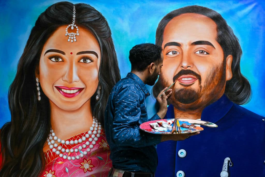 El artista Jagjot Singh Rubal pinta retratos de Radhika Merchant (izq.) y Anant Ambani, hijo del multimillonario Mukesh Ambani.
<br>
<br>Los íconos de Bollywood Amitabh Bachchan, Shah Rukh Khan, Salman Khan y Ranbir Kapoor asistieron a la boda y bailaron canciones populares de películas hindi. Entre los invitados se encontraban jugadores de críquet indios, incluidos los íconos Sachin Tendulkar, Mahendra Singh Dhoni, Jasprit Bumrah, Hardik Pandya y Suryakumar Yadav.
<br>