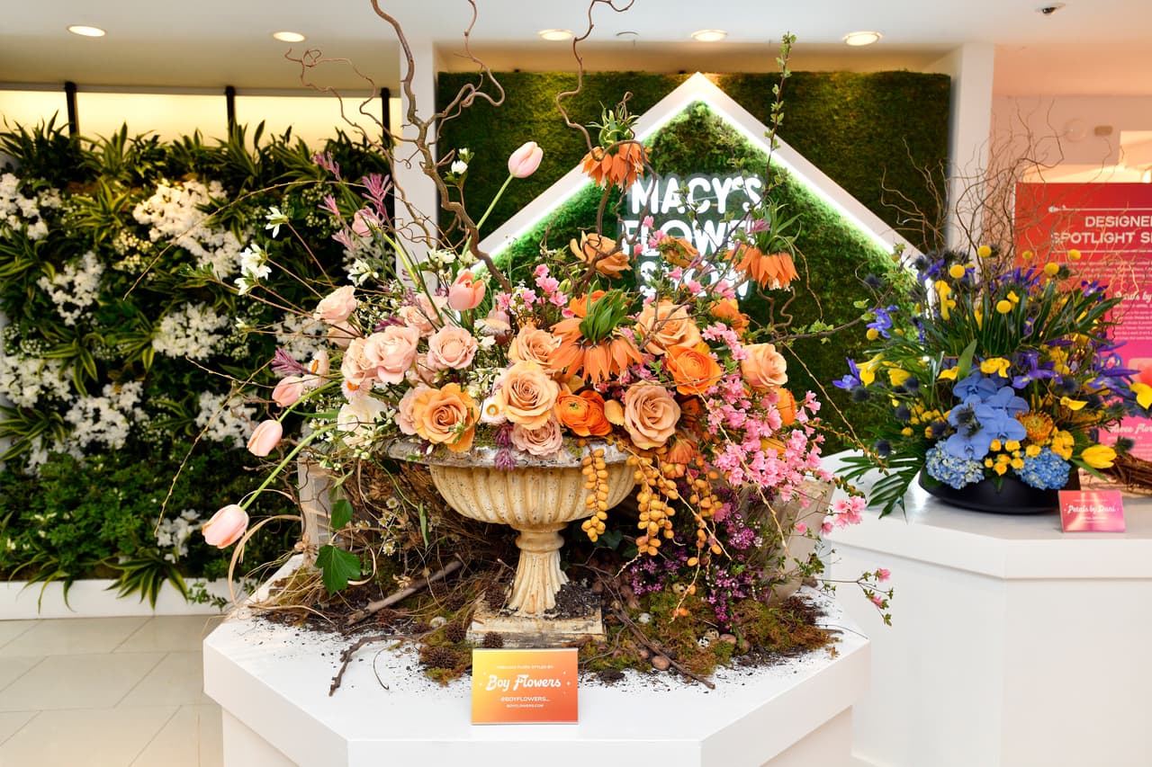 El acontecimiento emblemático de la llegada de la primavera, este año, resaltan los diseños centrados en el impacto, la energía y el modernismo, sumergiendo al público en flores radiantes, aromas celestiales y atrevidos tonos de colores, según sus organizadores.
<br>
<br>