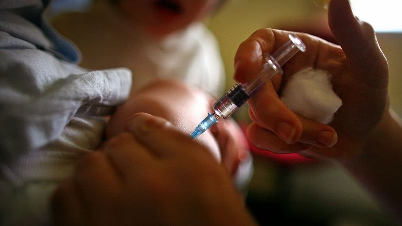 Colocan vacunas gratis a los niños necesitados en el condado Miami-Dade