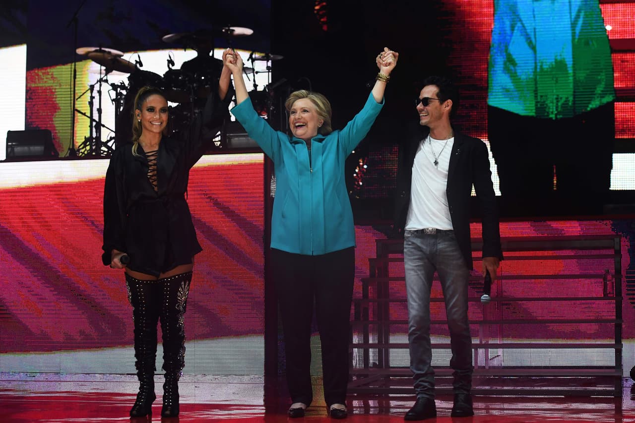 La candidata agradeció a los dos artistas el apoyo.