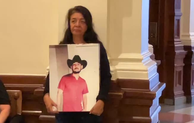 “Que las armas no deben de ser para toda la gente, que pongan las reglas más fuertes… yo perdí a mi hijo por ninguna razón quiero que hagan las leyes más duras, los castigos más duro”, dijo Julie Peña, quien comentó que el hombre que mató a su hijo solo recibió un castigo de cuatro años en prisión y se encuentra en libertad desde hace seis meses.