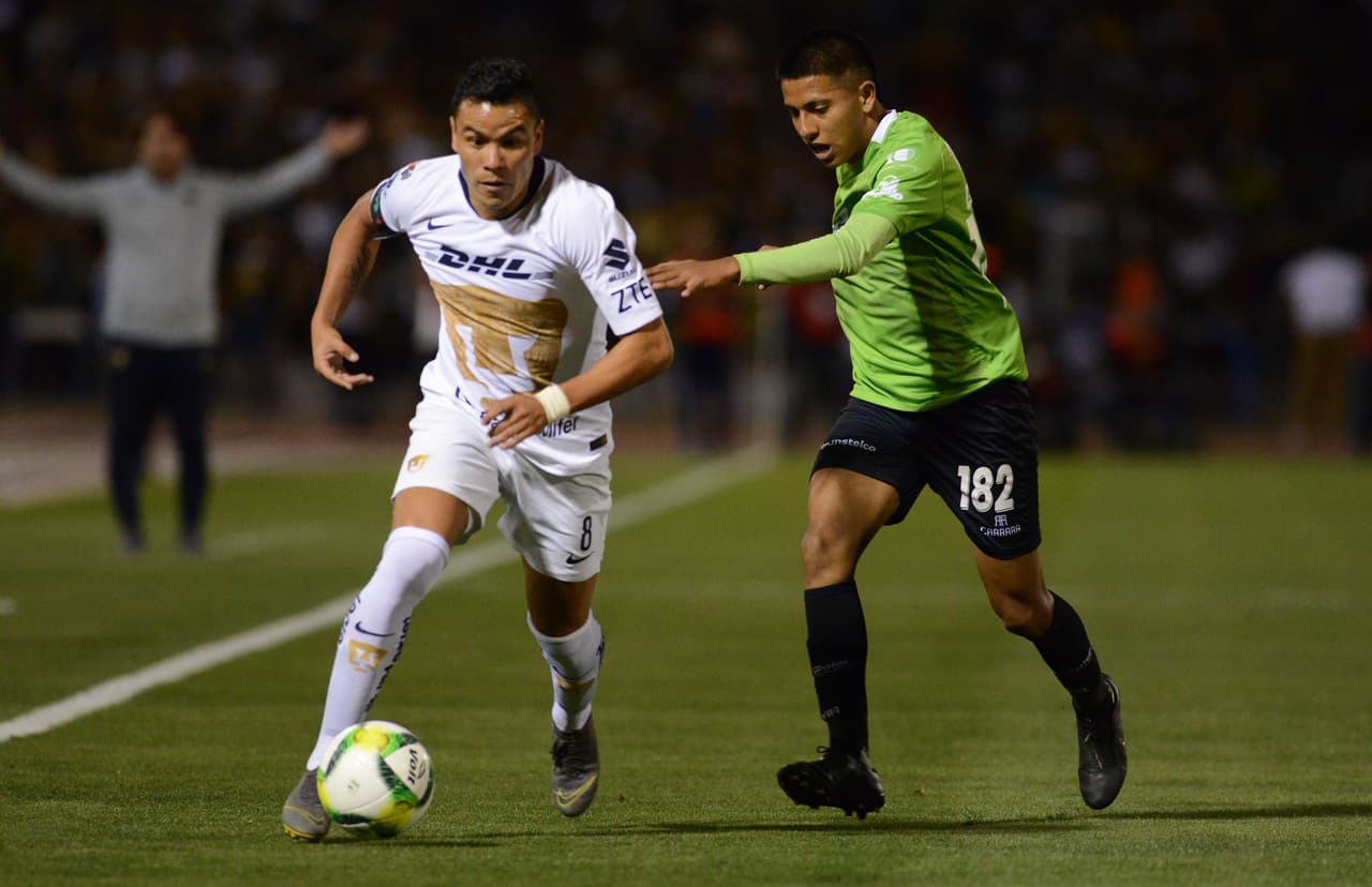 Pero conforme el partido fue avanzando los azul y oro se estaban empezando a acomodar de mejor manera y a adelantar líneas.