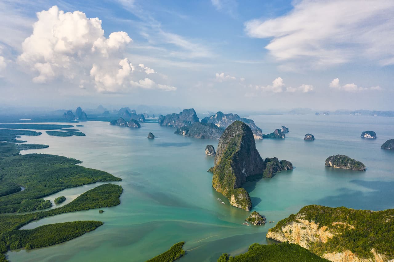 <b>Puesto 14. Phang Nga Bay, Tailandia.</b>
<br>
<br>Se encuentra entre la zona continental del sur de Tailandia y la isla de Phuket, y se caracteriza por sus acantilados de piedra caliza y formaciones rocosas, así como bosques de manglares y pequeñas islas. 
<br>
<br>La tecnología de seguimiento ocular recopila datos de la mirada de un usuario, analiza la visualización y la reacción a los estímulos, lo que ayuda a determinar los intereses del participante. 
<br>