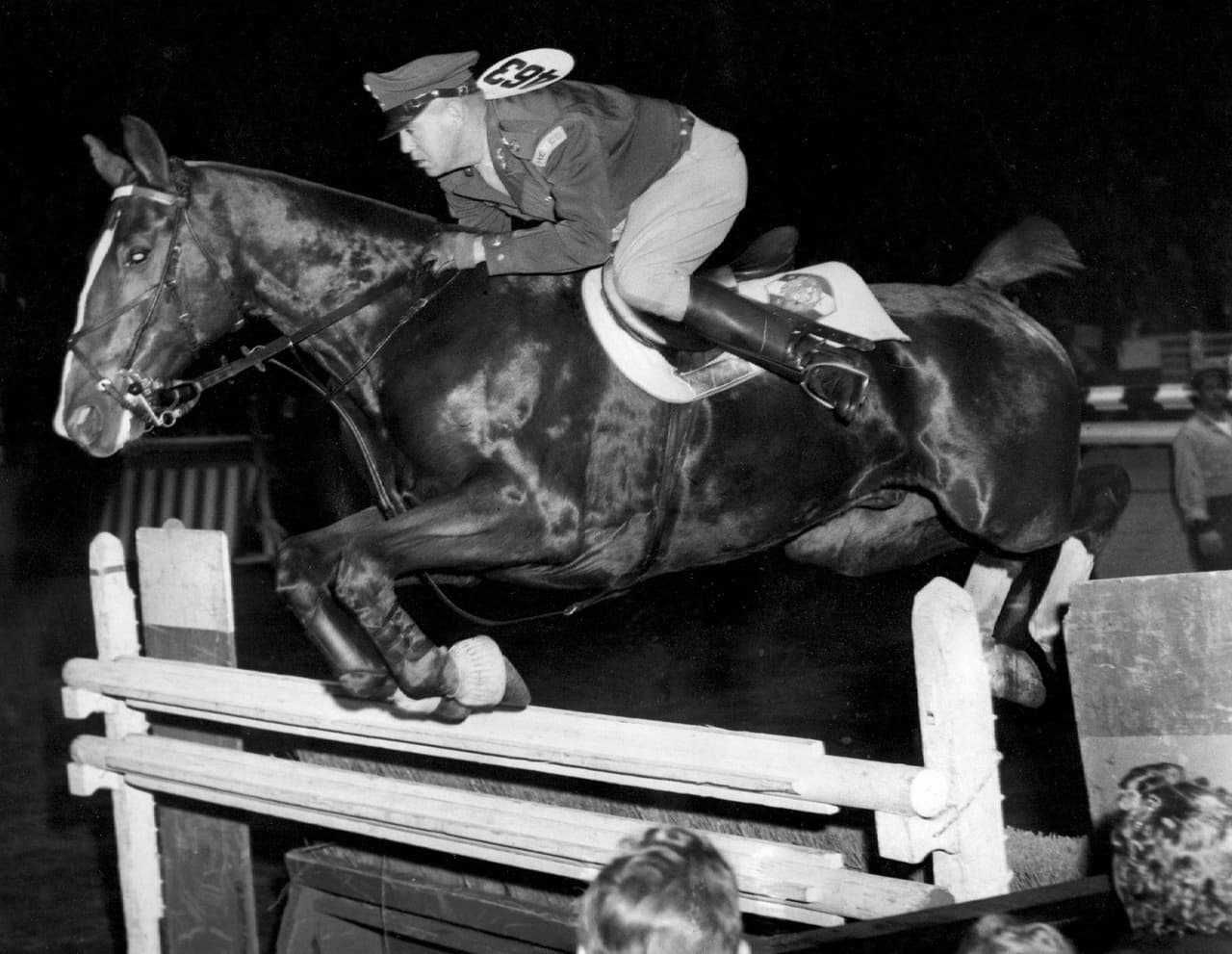 <b>HUMBERTO MARILES - </b>
<br>El máximo triunfador mexicano en Juegos Olímpicos: el único con dos medallas de oro, además de una de bronce, todas logradas en Londres 1948, junto a su mítico caballo tuerto Arete. El más grande jinete que ha dado este país.