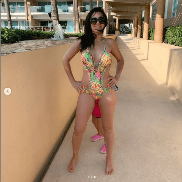 La actriz publicó fotografías de su viaje en 
<a href="https://www.instagram.com/luzelenaglezz/" target="_blank"> Instagram</a> y en una de ellas se puede ver a su hija detrás. “Todo comenzó cuando trataba de regalarles una foto y Majito decidió salir en ellas tratando de posar como yo lo hacía, un juego divertido e inocente entre mamá e hija, gracias por recordarme el mundo en el que vivo, ni por un segundo lo vuelvo a olvidar. Esta es la misma sesión de muchas fotos que se quedan para la familia, no todo se debe, puede o merece compartir. Que descansen”, escribió.