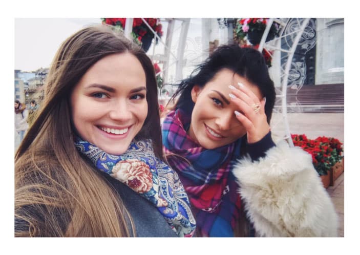 Ella es su adorada hermana, son igual de guapas ¿no crees?, además tienen la misma sonrisa.