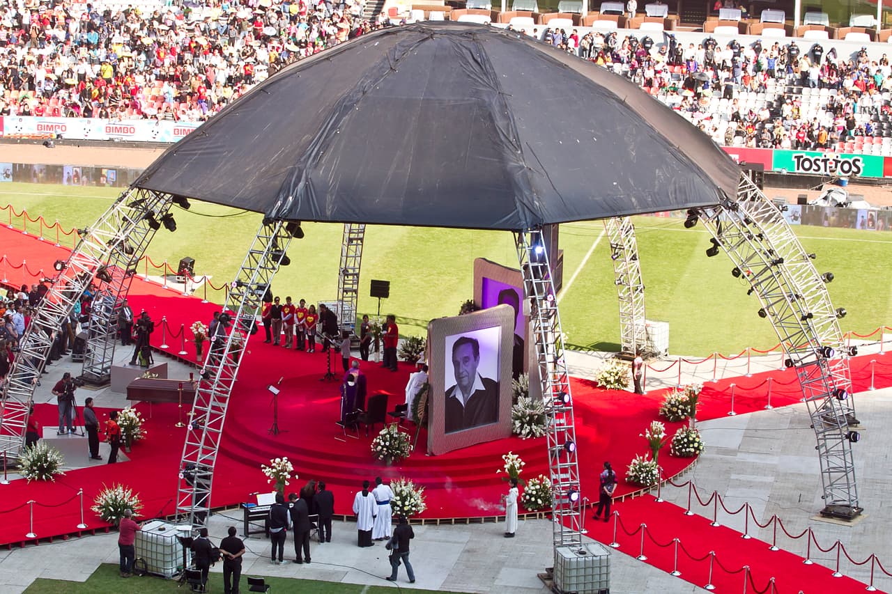 Tras un recorrido por Ciudad de México, su féretro llegó al Azteca, ese lugar donde sus amadas 'Águilas' tantas veces le dieron para celebrar...y también para sufrir.