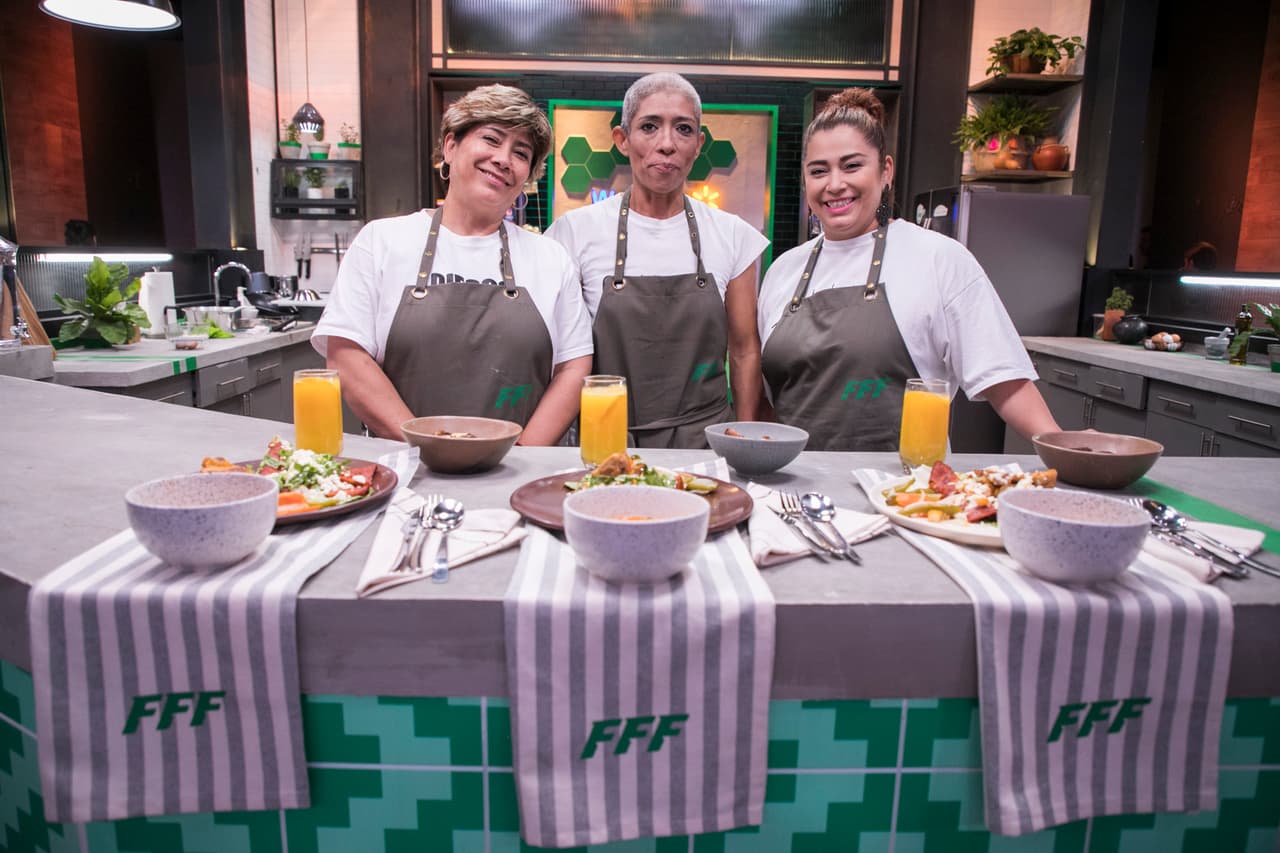 Siempre sonrientes y felices de participar en el show, estas tres poderosas mujeres tomaron la cocina, y además de picar la papa y cocer el chile guajillo, hasta se dieron a la tarea de deshuesar el pollo.