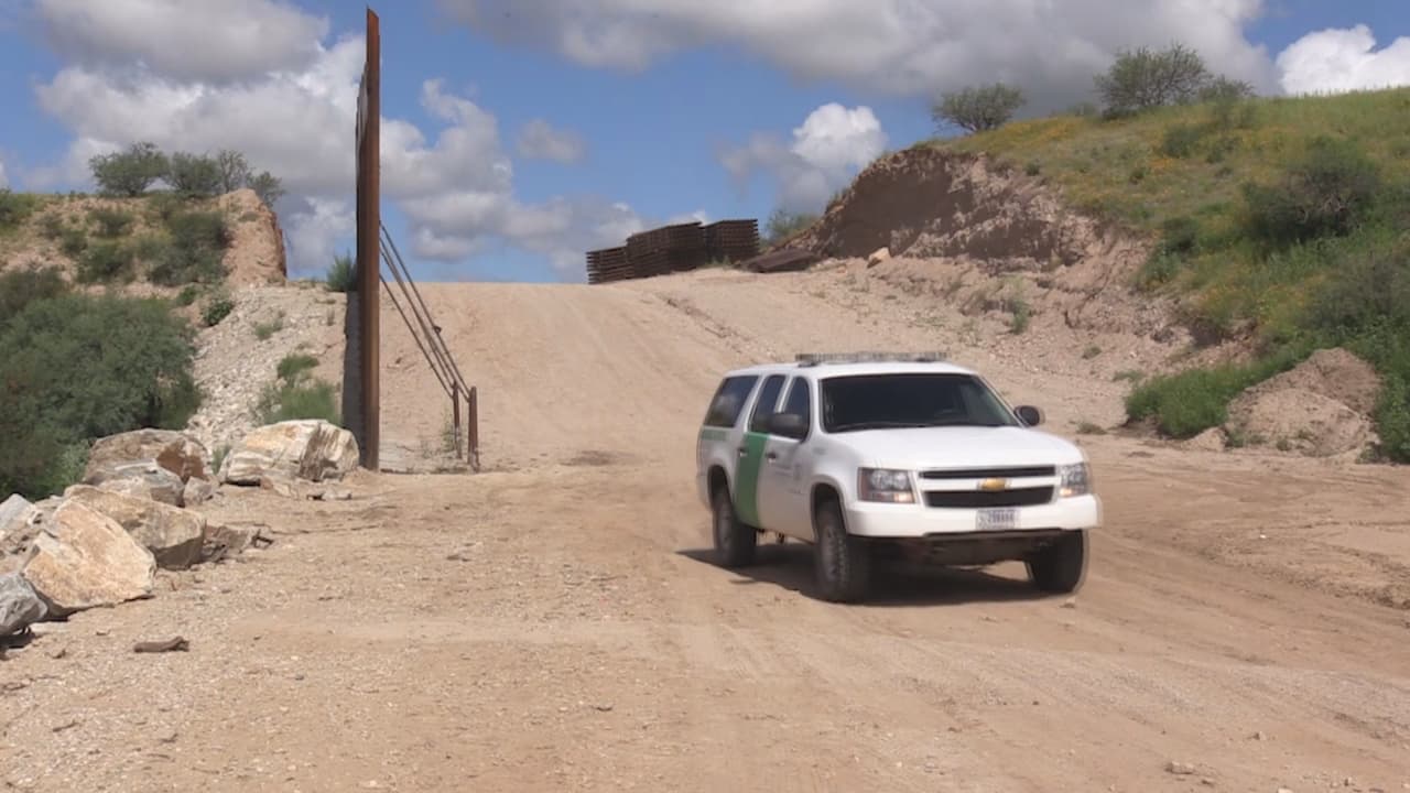 Un estadounidense fue arrestado conduciendo un vehículo clonado de la 
<a href="https://www.univision.com/temas/patrulla-fronteriza">Patrulla Fronteriza</a>. Según el reporte de la Oficina de Investigaciones de Seguridad Nacional, Alexander Celaya-Ortiz fingió ser agente de la Patrulla Fronteriza para traficar a los 10 migrantes de México y Guatemala que iban en el auto clonado. 
<br>