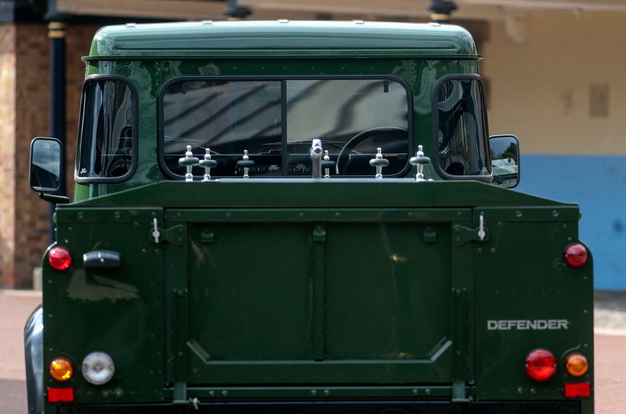 Esta 
<a href="https://www.univision.com/carros/land-rover-defender-90-2020-fotos"><u>Defender</u></a>, de color verde militar, cuenta con una plataforma trasera abierta donde será colocado el ataúd e incorpora pasadores metálicos con empuñaduras de goma para impedir que el féretro se mueva.
