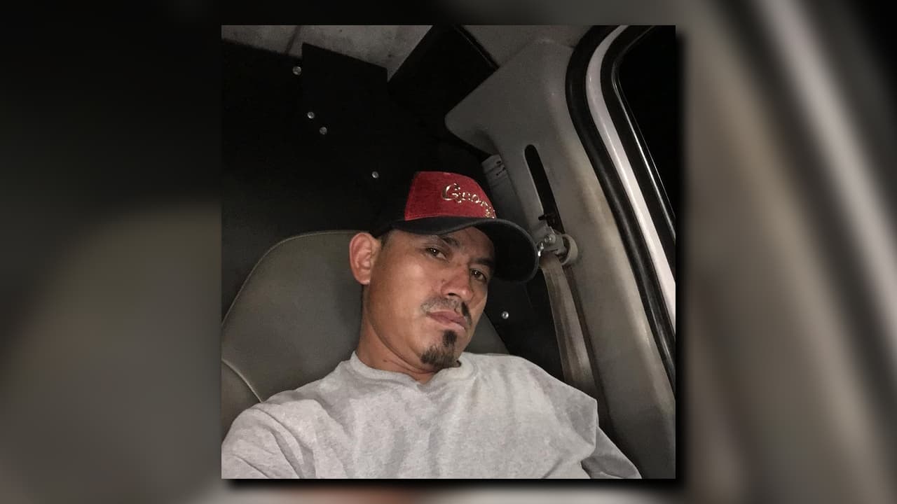 Fue triste cómo lo tiraron al piso como si fuera un animal. Mi papá, era un buen tipo. También era un buen esposo. Se preocupaba por nosotros", dijo Natalia Rebolledo, hija de Carlos.