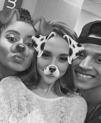 Adora tomarse selfies con sus amigos.