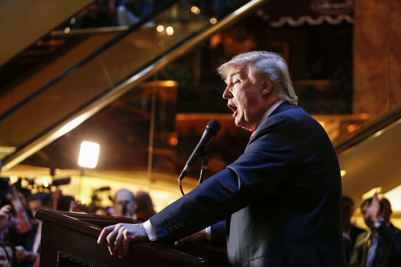 Azteca América desmiente que campaña de Trump cancelara entrevista porque el reportero habló español