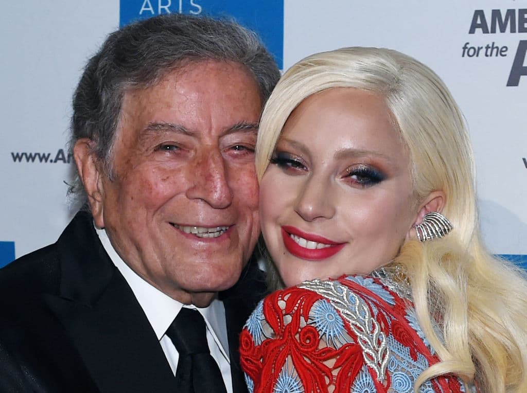 Tonny Bennett con Lady Gaga en 2015. AFP PHOTO / TIMOTHY A. CLARY (Photo by Timothy A. CLARY / AFP) (Photo by TIMOTHY A. CLARY/AFP via Getty Images)