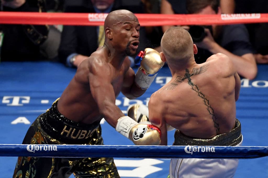 Crucifijo - En la parte superior de su esplda e inferior de nuca, McGregor optó por ponerse un crucifijo, tatuaje que por lo general hace alución a la crucifixión de Cristo.