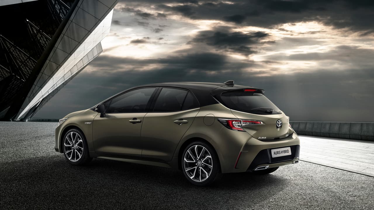 El nuevo Toyota Auris está basado en la nueva arquitectura escalable TNGA de Toyota que eventualmente será la fundación de todos los modelos del fabricante. Hasta ahora los otros vehículos de Toyota en Estados Unidos basados en TNGA son los 
<b>Prius</b>, 
<b><a href="https://www.univision.com/noticias/a-bordo/toyota-c-hr-2018-prueba-a-bordo-completa-video" target="_blank">CH-R</a></b>, 
<b><a href="https://www.univision.com/noticias/a-bordo/toyota-corolla-2017-prueba-a-bordo-completa-video" target="_blank">Corolla</a></b>, 
<b><a href="https://www.univision.com/noticias/a-bordo/toyota-camry-2018-prueba-a-bordo-completa-video" target="_blank">Camry</a></b>, 
<b><a href="https://www.univision.com/noticias/auto-show-de-detroit/toyota-da-una-prueba-de-fe-en-el-sedan-familiar-y-muestra-un-avalon-totalmente-nuevo-en-detroit" target="_blank">Avalon</a></b> y el 
<b>Lexus LC</b>. Los próximos modelos de Toyota en Estados Unidos basados en TNGA son el 
<b><a href="https://www.univision.com/noticias/lexus/motor-show-ginebra-2018-lexus-ux-la-primera-suv-pequena-de-la-marca-fotos" target="_blank">Lexus UX </a></b>y porsupuesto el 
<b>Corolla iM</b>.