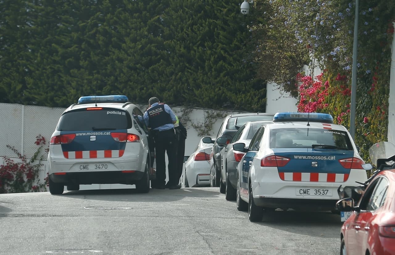 Al menos dos patrullas y varios oficiales fueron asignados a prevenir que la privacidad de la pareja sea violentada.