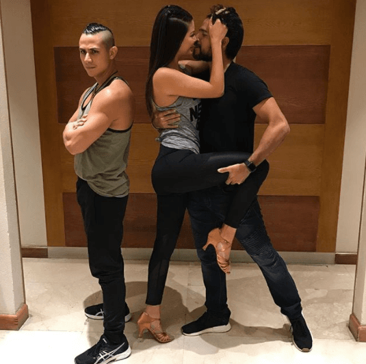 También la vimos acompañada de su esposo Luis, "su compañero de vida y el de la pista".